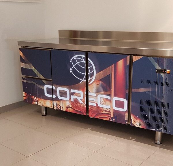 Nevera con logo para restaurante